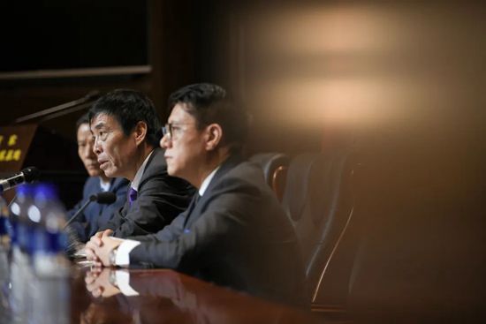 皇马官方：阿拉巴左膝前十字韧带撕裂皇马官方消息，阿拉巴左膝前十字韧带撕裂，未来几天将手术。